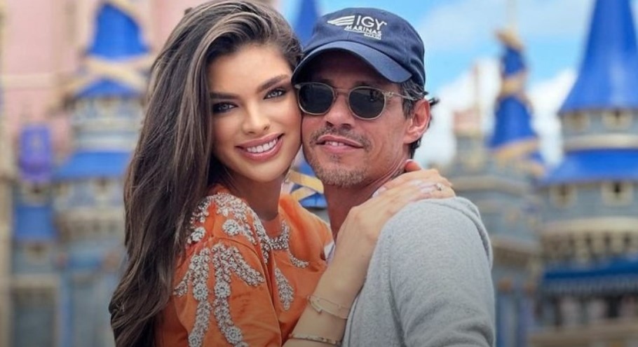 Певецът Марк Антъни се сгоди за красавицата Надя Ферейра която